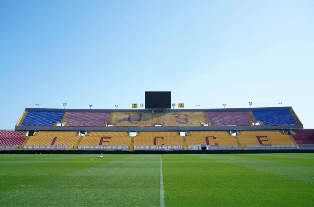 I poster della campagna Stop Killing Women allo stadio Via del Mare di Lecce prima del fischio d’inizio di Lecce – Torino